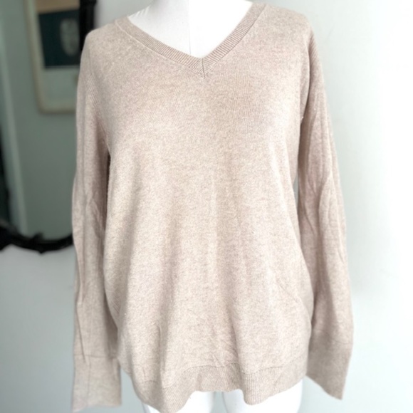 Banana Republic | 'Filpucci' Fine Italian Yarn Cream V-Neck Sweater - Picture 2 of 8